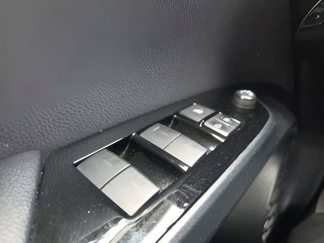 Used 2020 Toyota Prius LE FWD image 20