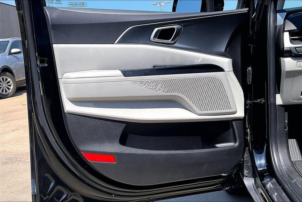 Used 2024 Kia Carnival LX FWD image 21