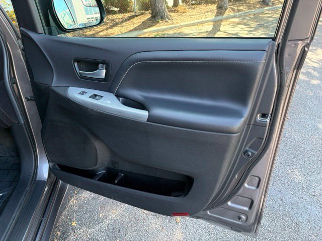 Used 2015 Toyota Sienna SE FWD image 20