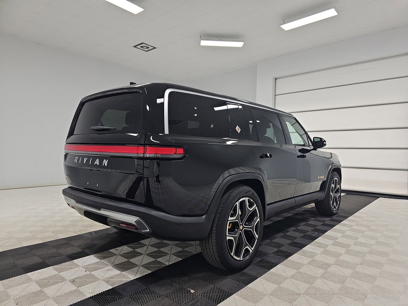 Used 2024 Rivian R1S Adventure AWD/4WD image 5