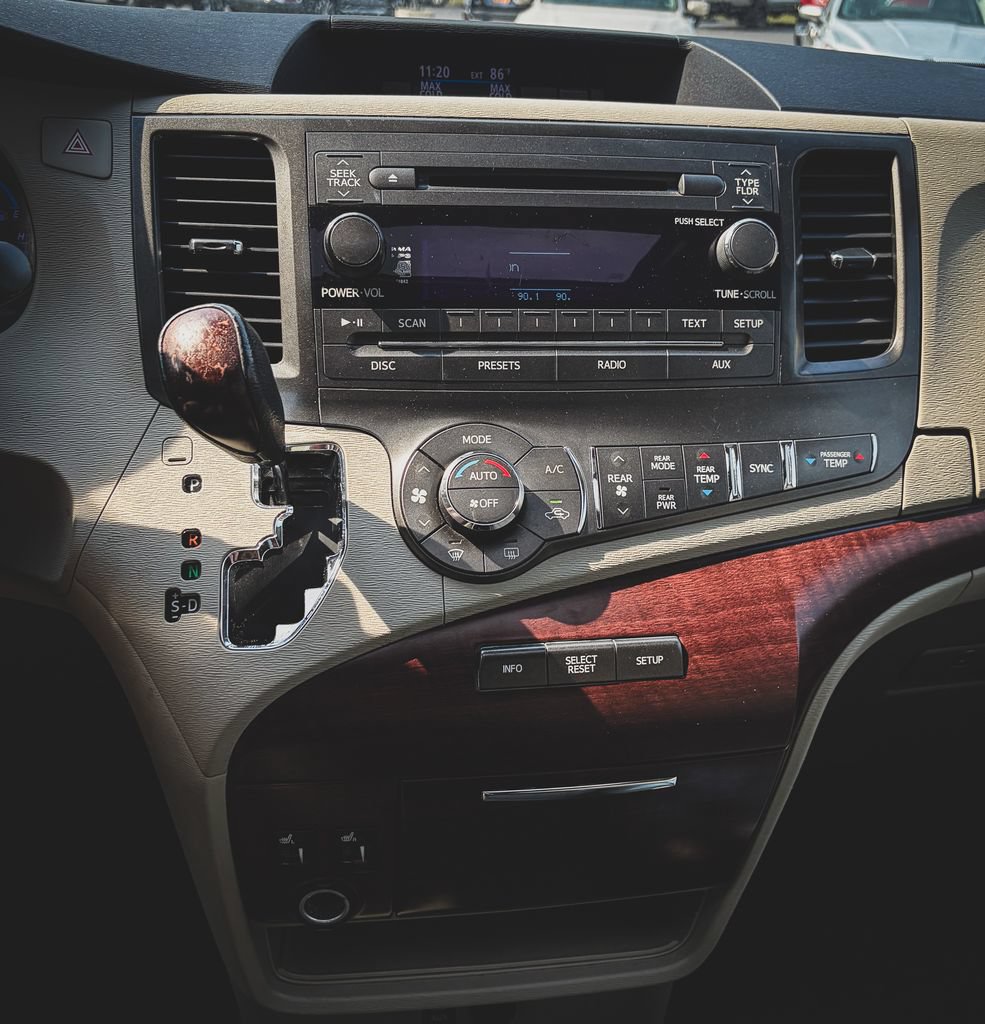 Used 2014 Toyota Sienna XLE FWD image 15