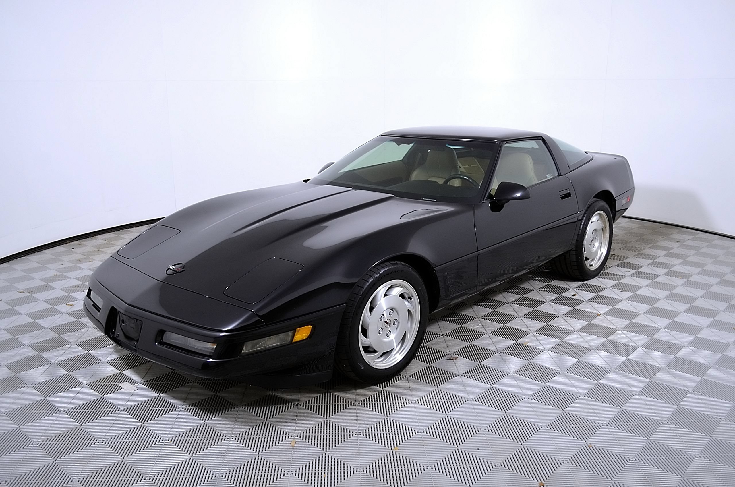Used 1996 Chevrolet Corvette Coupe RWD image 3