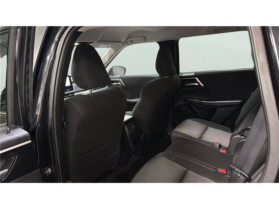 Used 2025 Mitsubishi Outlander ES FWD image 17