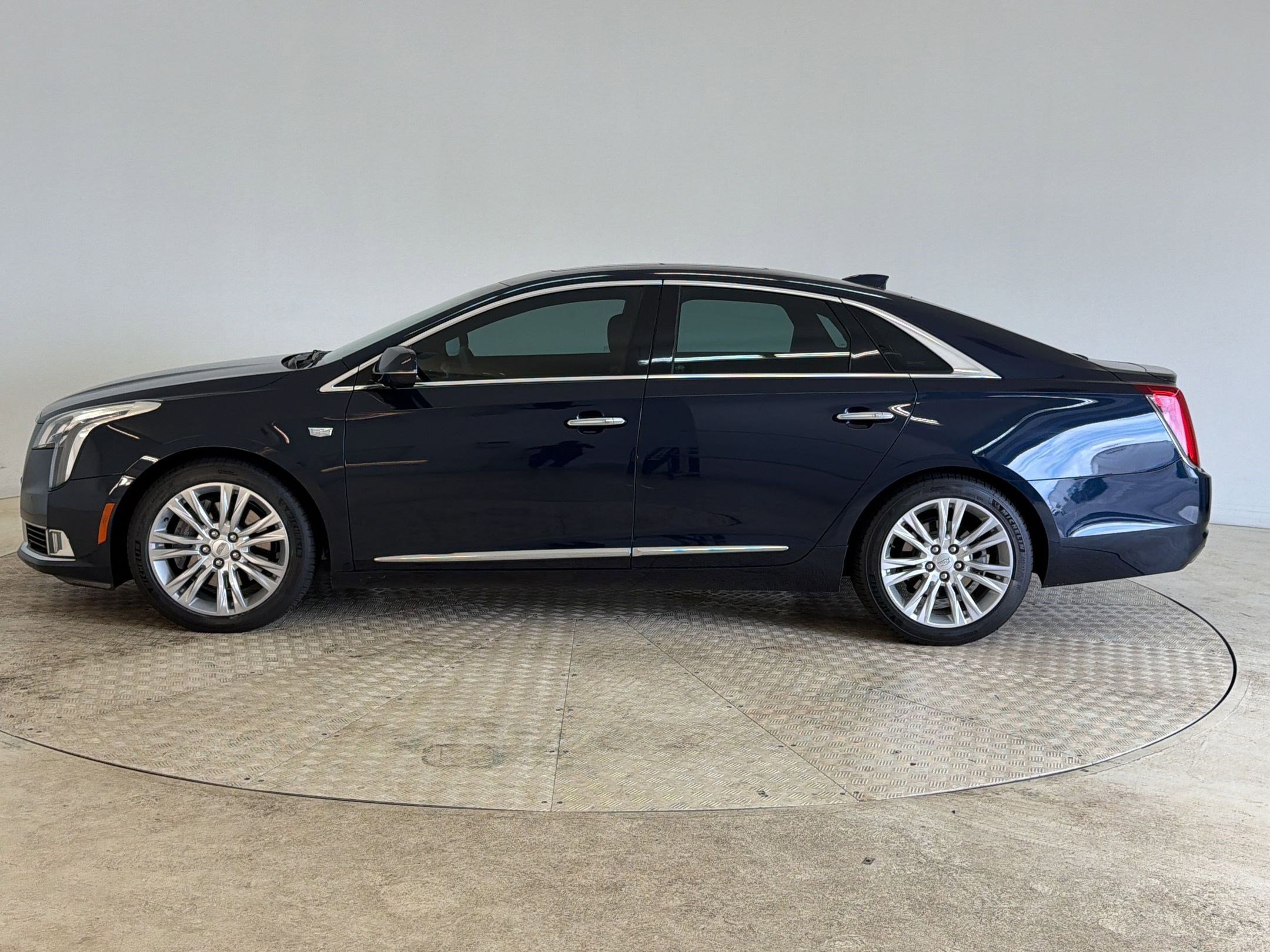 Used 2018 Cadillac XTS Luxury w/ Driver Awareness Package FWD image 2
