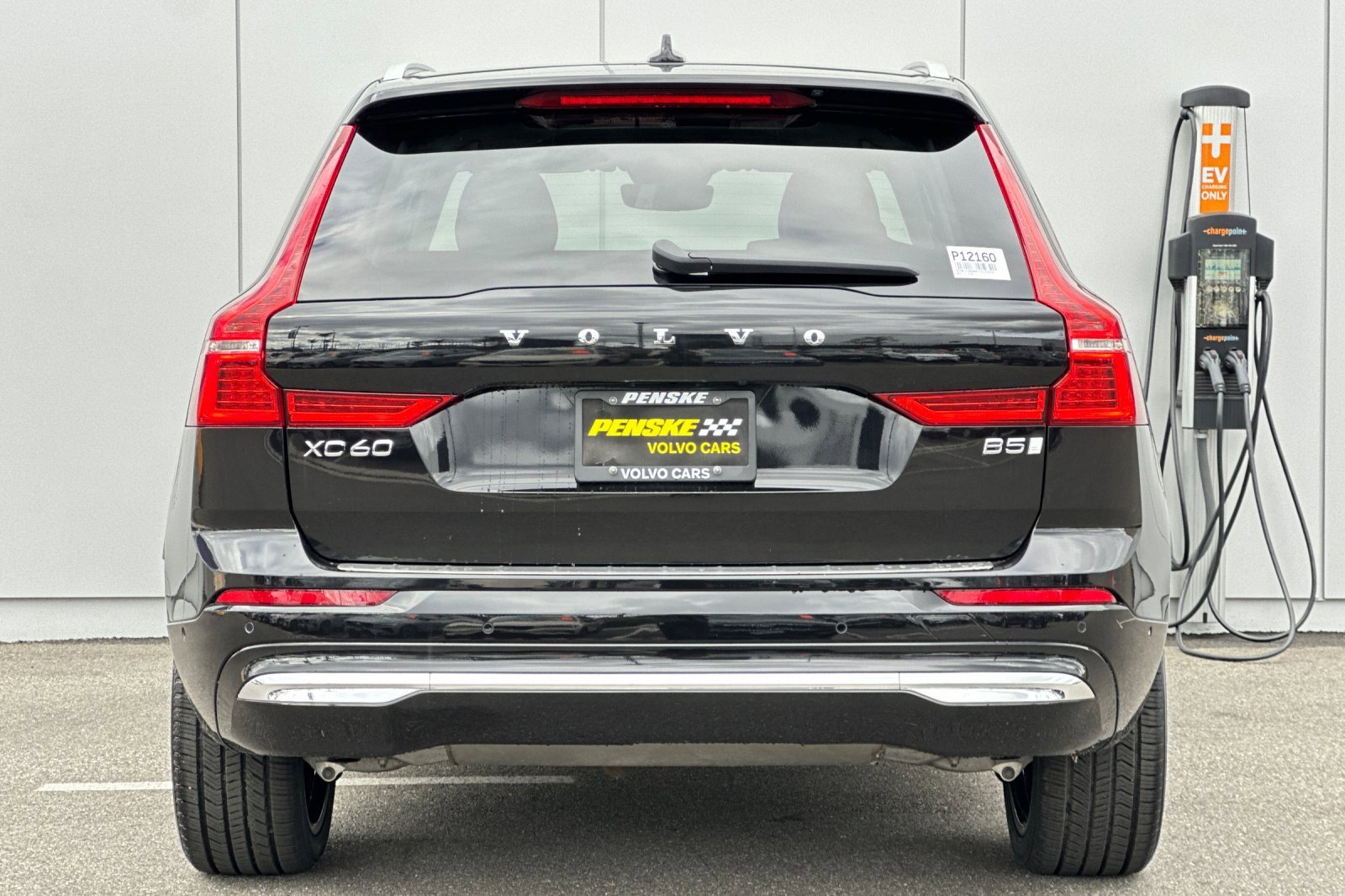 Used 2023 Volvo XC60 B5 Ultimate w/ Climate Package image 4