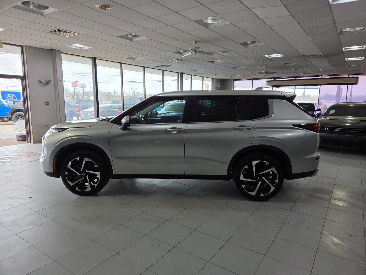 Used 2023 Mitsubishi Outlander SE image 4