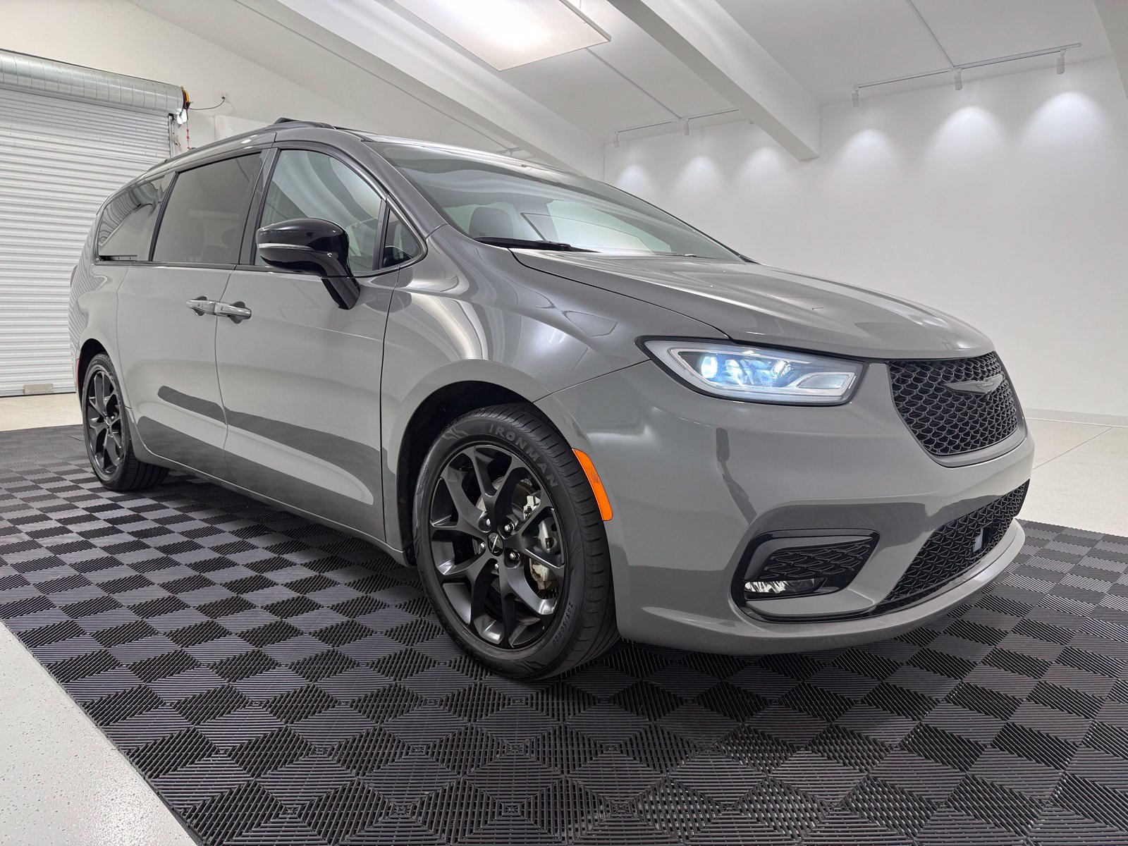 Used 2025 Chrysler Pacifica Limited