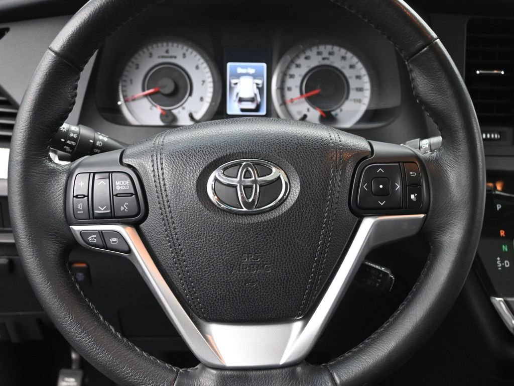 Used 2015 Toyota Sienna SE image 31