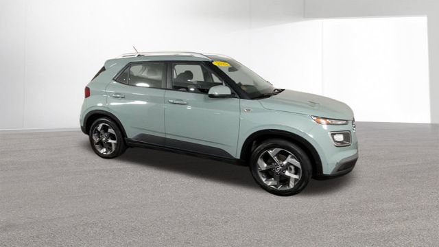 Used 2025 Hyundai Venue SEL FWD image 2