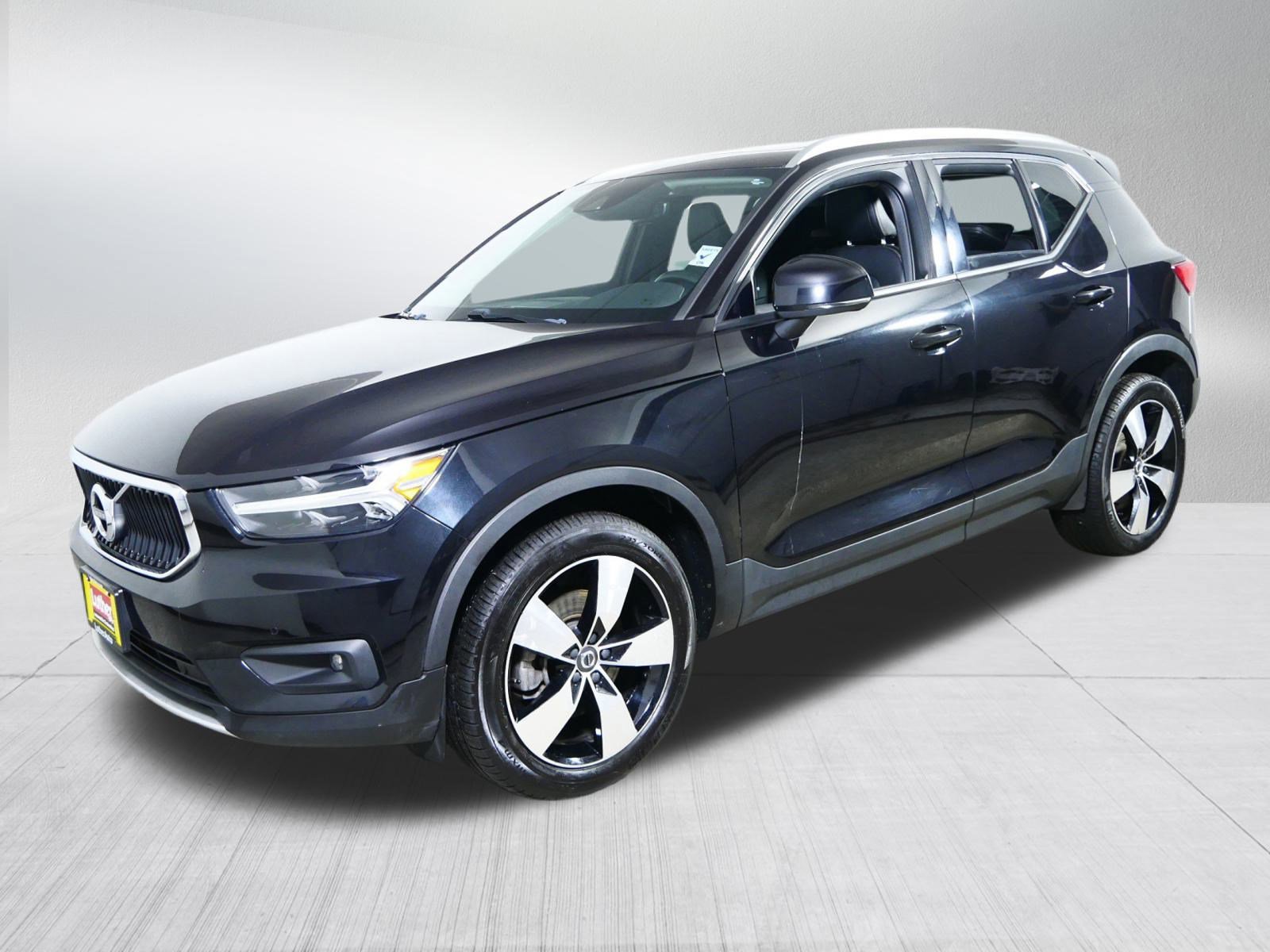 Used 2021 Volvo XC40 T5 Momentum image 3