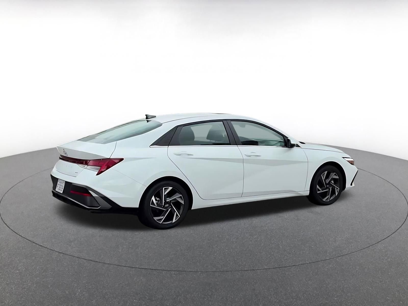 Used 2025 Hyundai Elantra Limited image 15