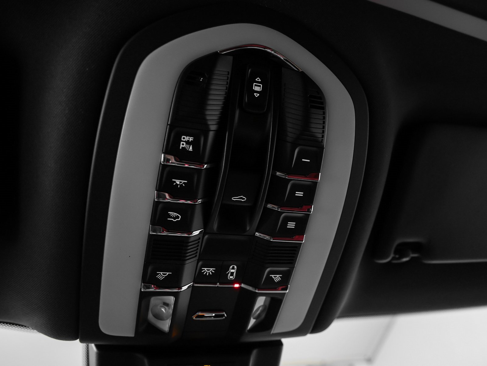 Used 2025 Porsche Macan image 37