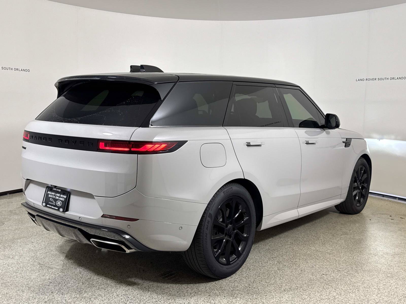 Used 2025 Land Rover Range Rover Sport Dynamic SE AWD/4WD image 5