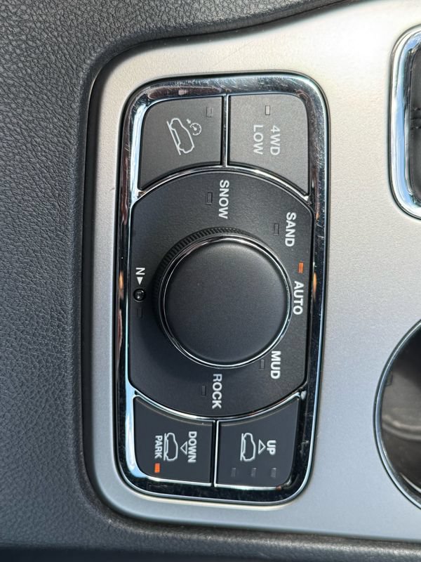 Used 2018 Jeep Grand Cherokee Overland AWD/4WD image 19