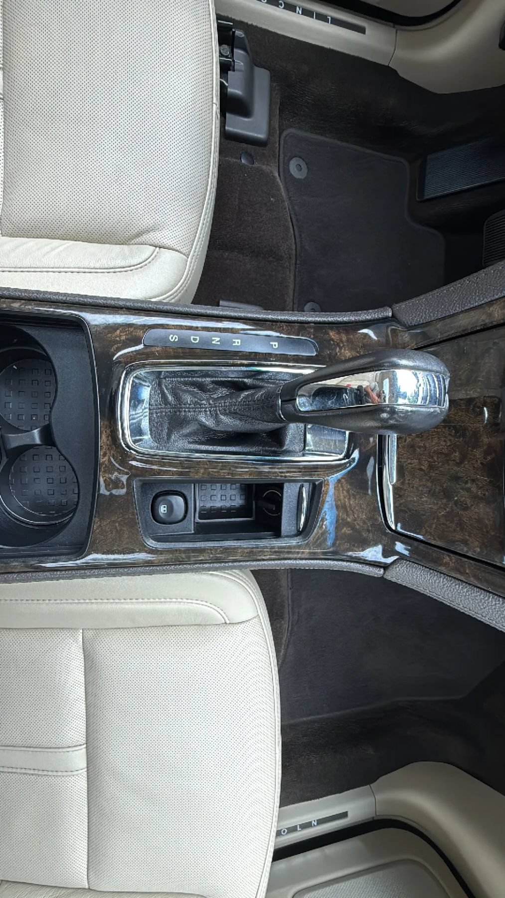 Used 2014 Lincoln MKS AWD w/ Equipment Group 101A image 40