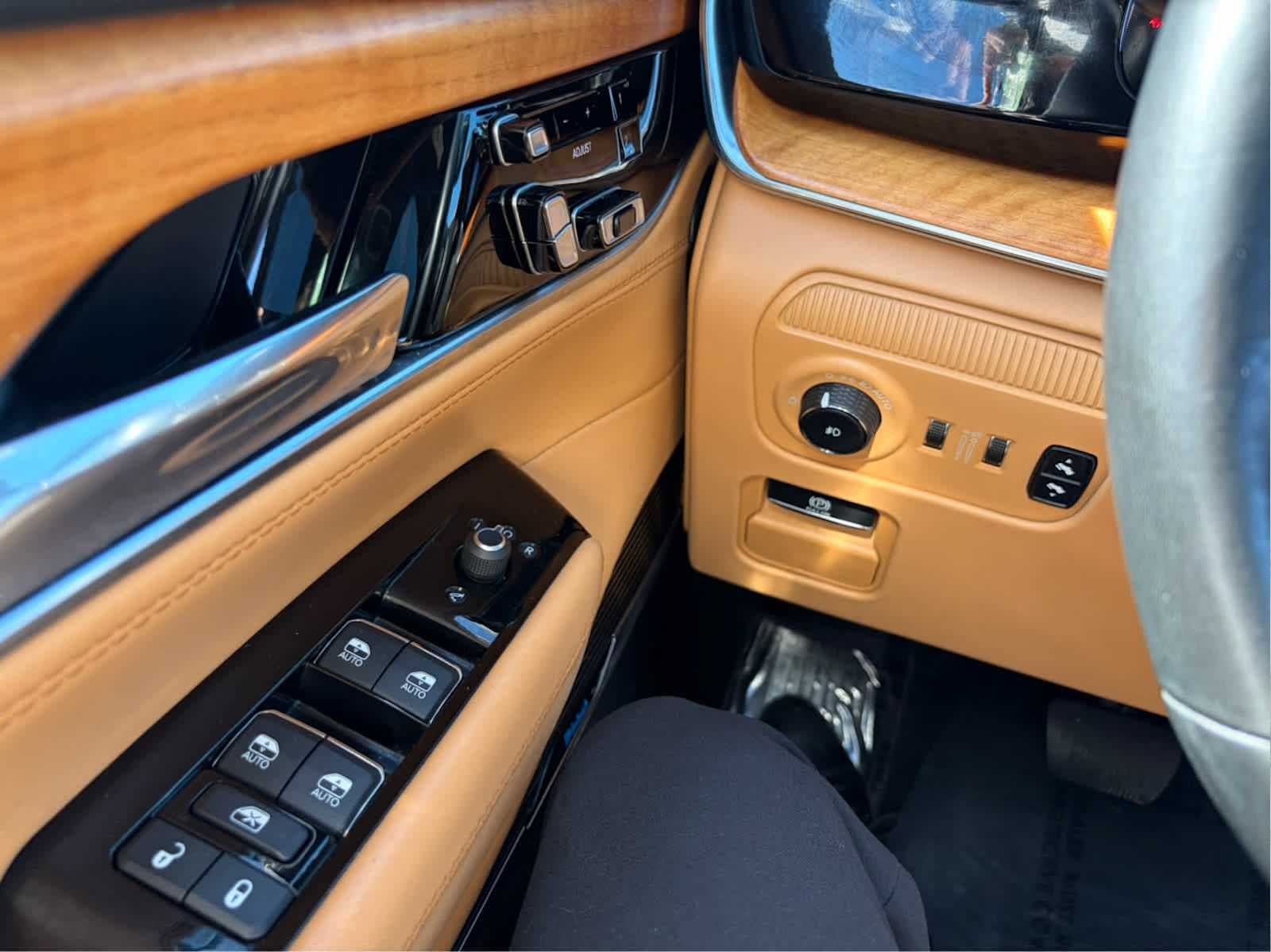 Used 2022 Jeep Grand Wagoneer Series III w/ Rear Seat Video Group 1 AWD/4WD image 12