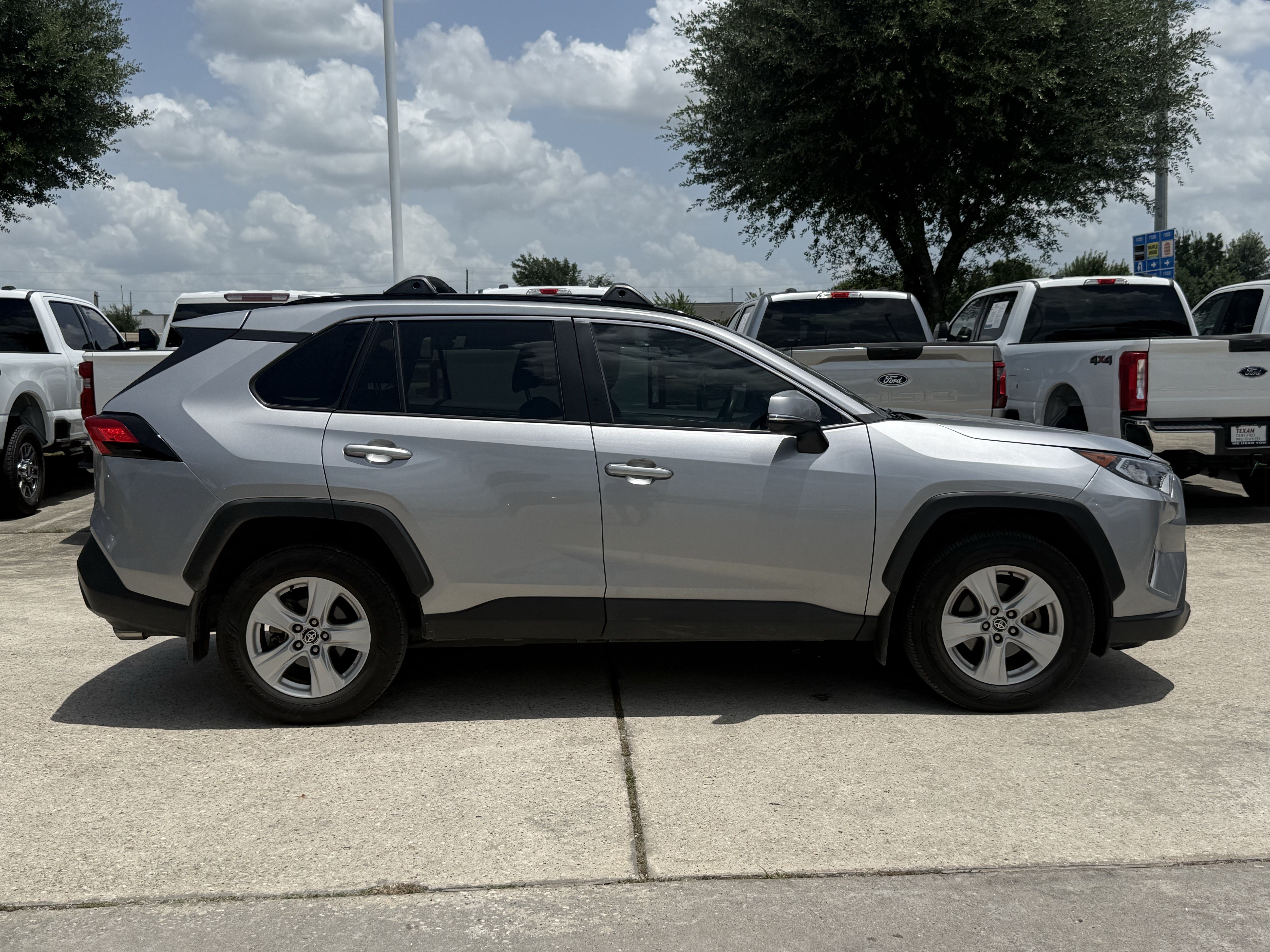 Used 2021 Toyota RAV4 XLE w/ Convenience Package FWD image 3