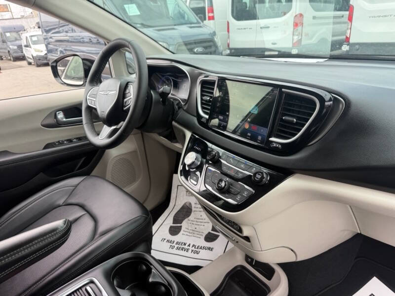 Used 2024 Chrysler Pacifica Touring-L FWD image 11