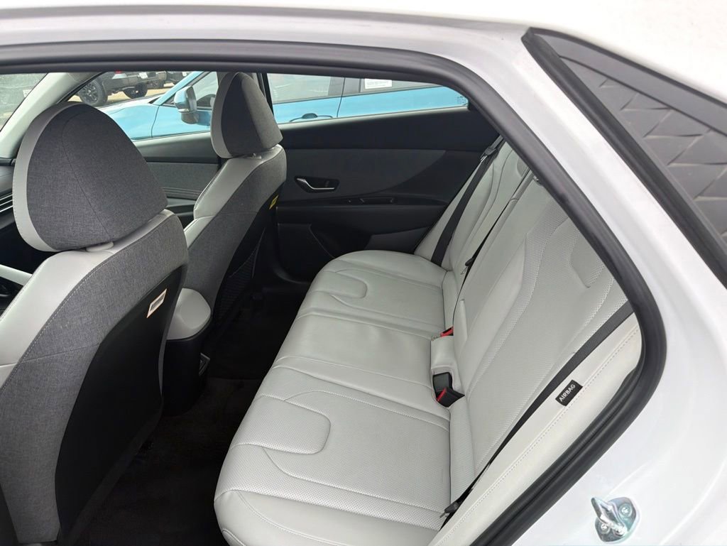 Used 2025 Hyundai Elantra Limited FWD image 3