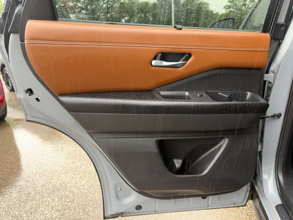 Used 2022 Nissan Pathfinder Platinum w/ Cargo Package image 27