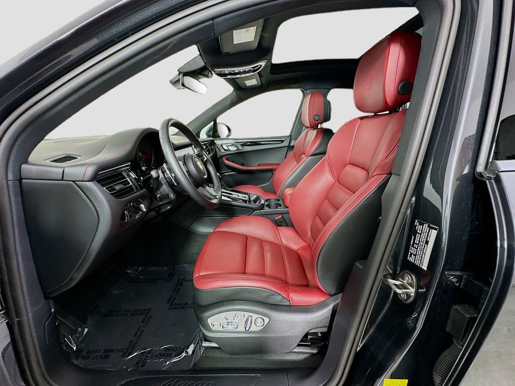 Certified 2026 Porsche Macan AWD/4WD image 5