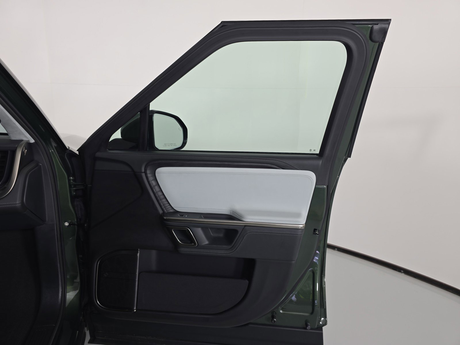 Used 2024 Rivian R1S Adventure AWD/4WD image 18