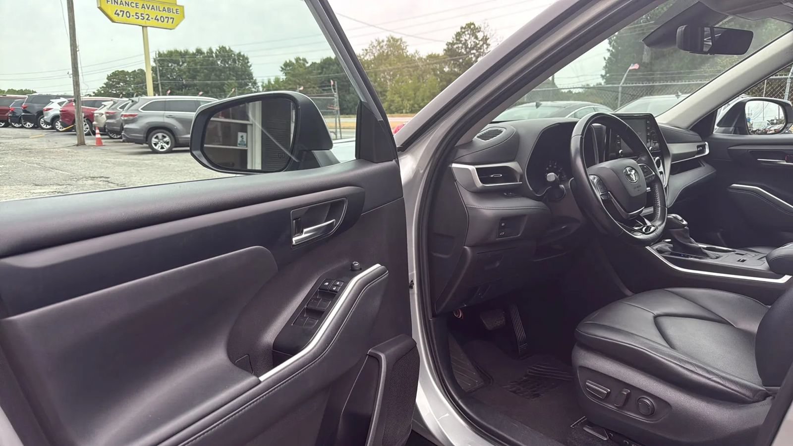 Used 2021 Toyota Highlander XLE FWD image 10