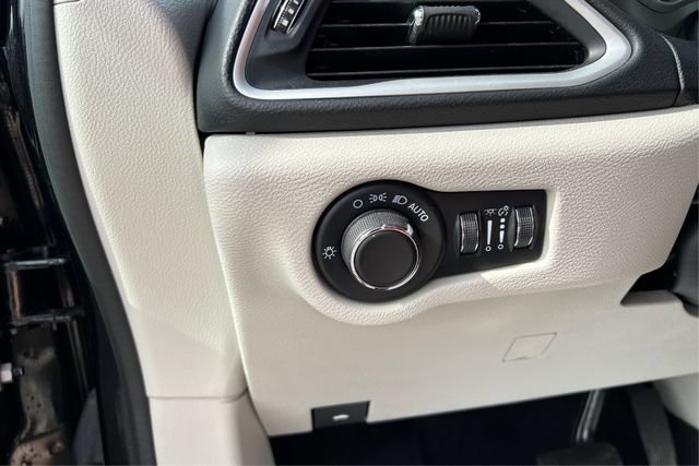 Used 2023 Chrysler Voyager LX FWD image 18