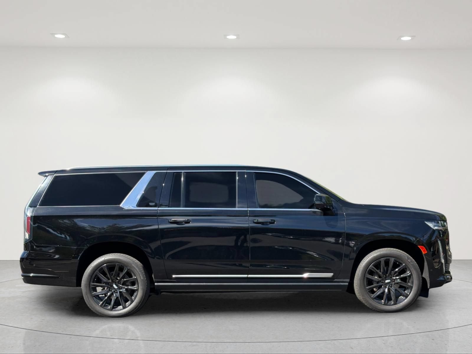 Used 2023 Cadillac Escalade ESV Luxury AWD/4WD image 5