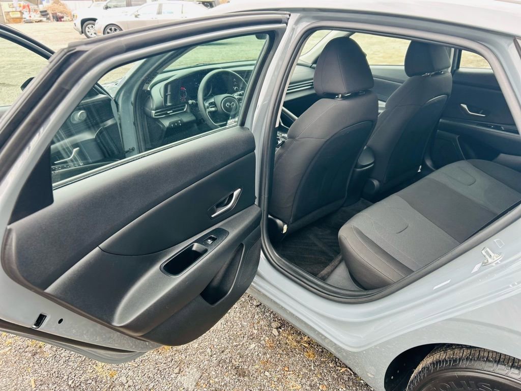 Used 2021 Hyundai Elantra SE image 18