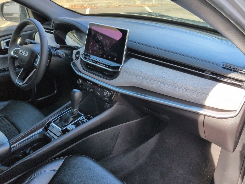 Used 2024 Jeep Compass Latitude image 23