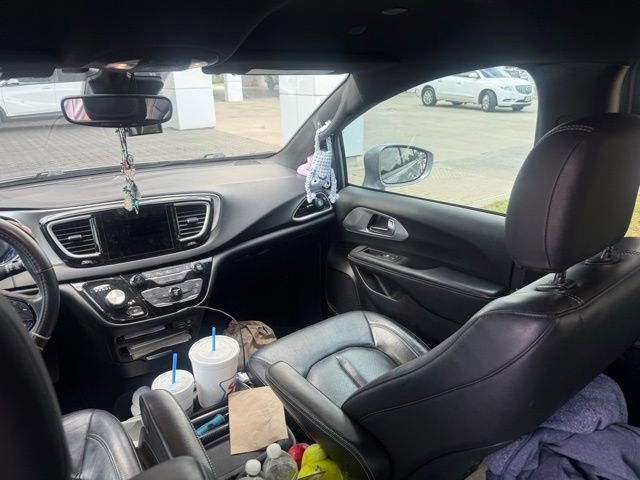 Used 2020 Chrysler Pacifica Touring-L w/ Advanced Safetytec Group FWD image 11