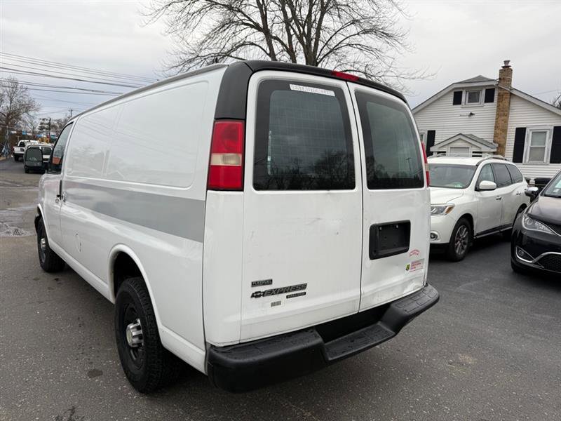 Used 2011 Chevrolet Express 2500 image 3