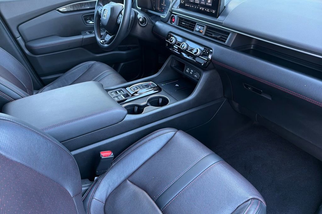 Used 2025 Honda Pilot Black Edition image 16