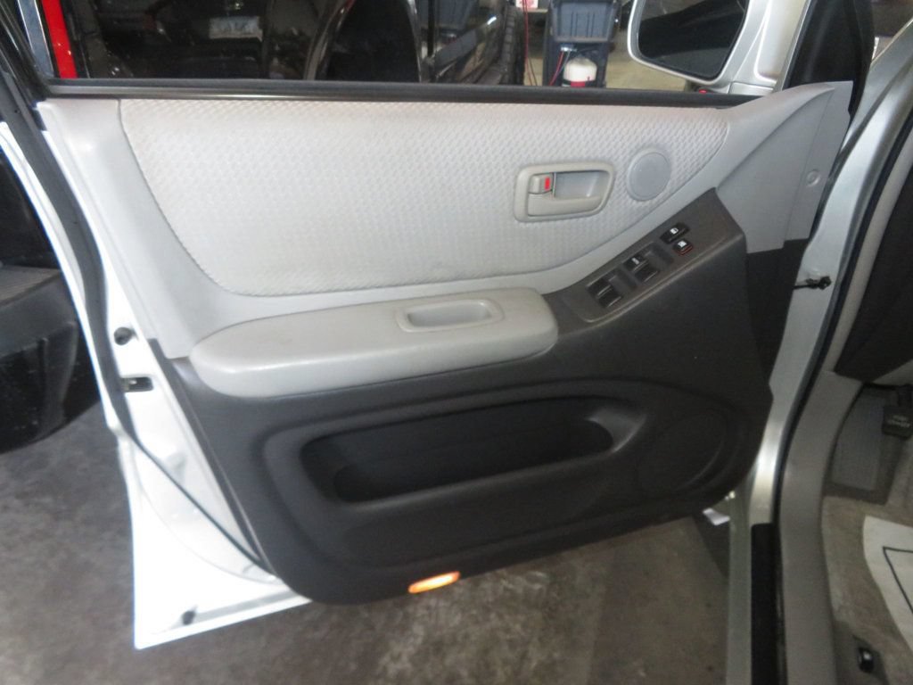 Used 2004 Toyota Highlander 4WD V6 image 12