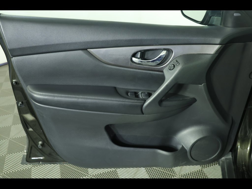 Used 2016 Nissan Rogue SV w/ SV Premium Package image 16