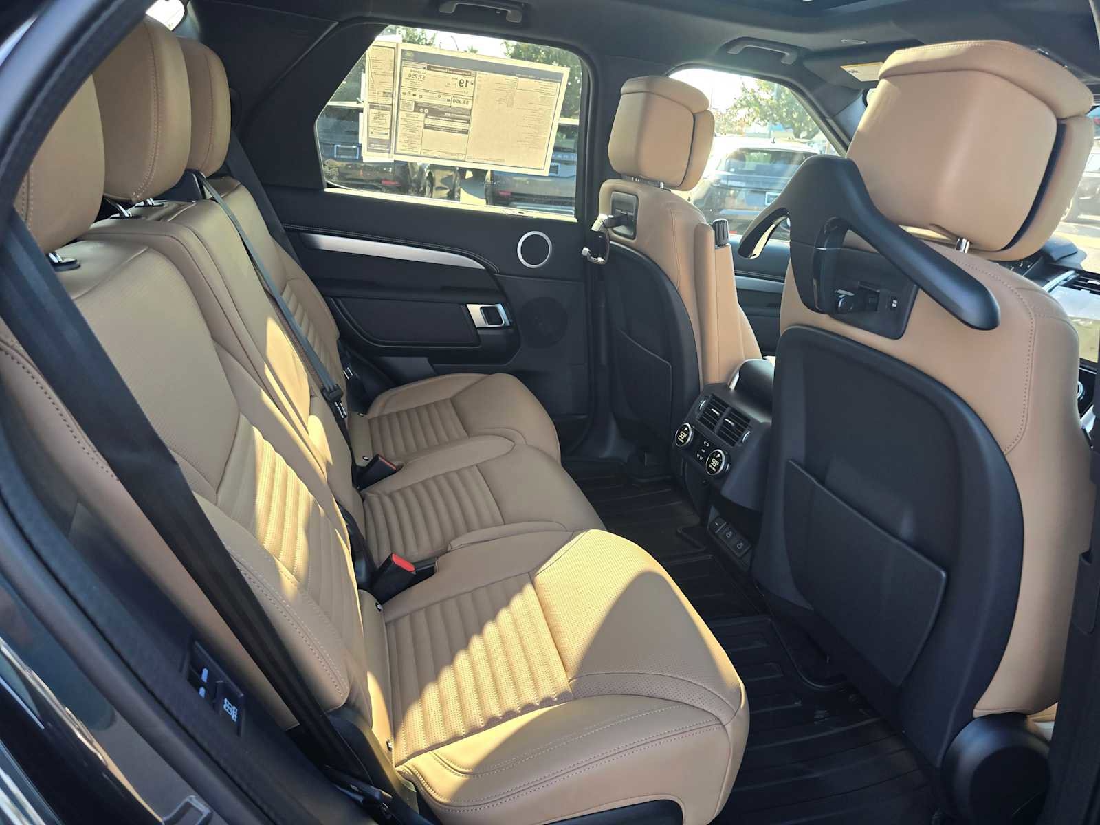 New 2025 Land Rover Discovery Dynamic SE image 12