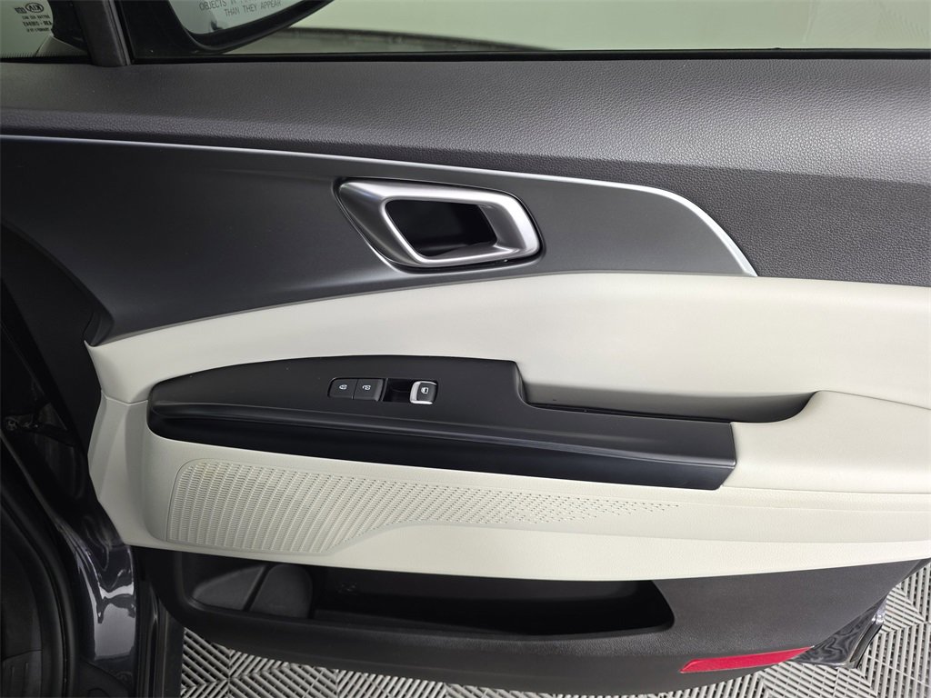 Used 2022 Kia Carnival LX image 39