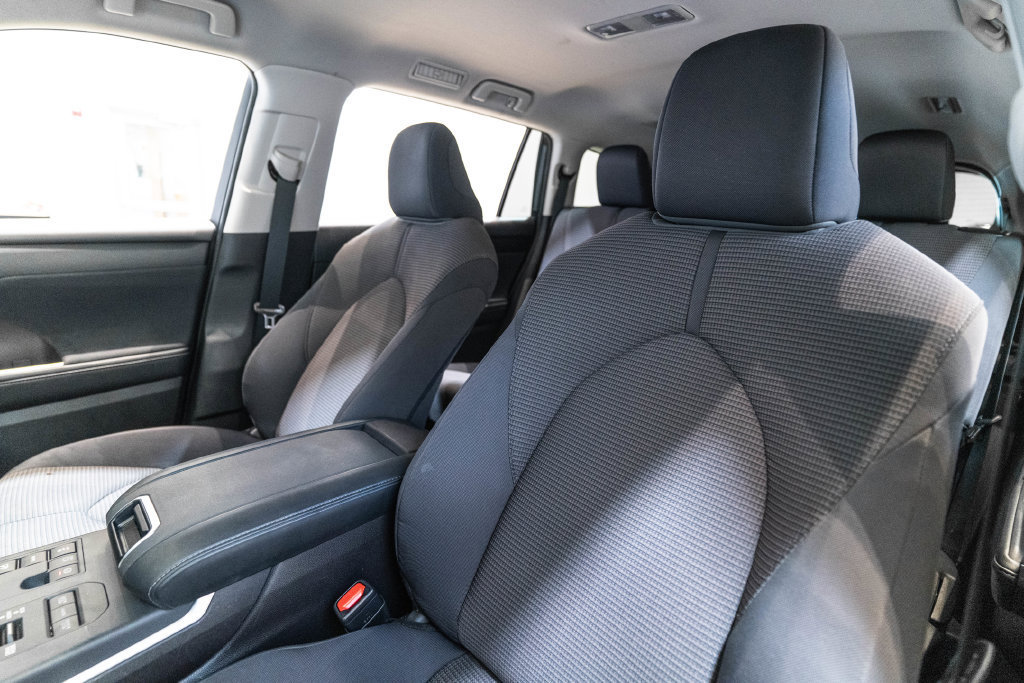 Used 2025 Toyota Highlander LE AWD/4WD image 5