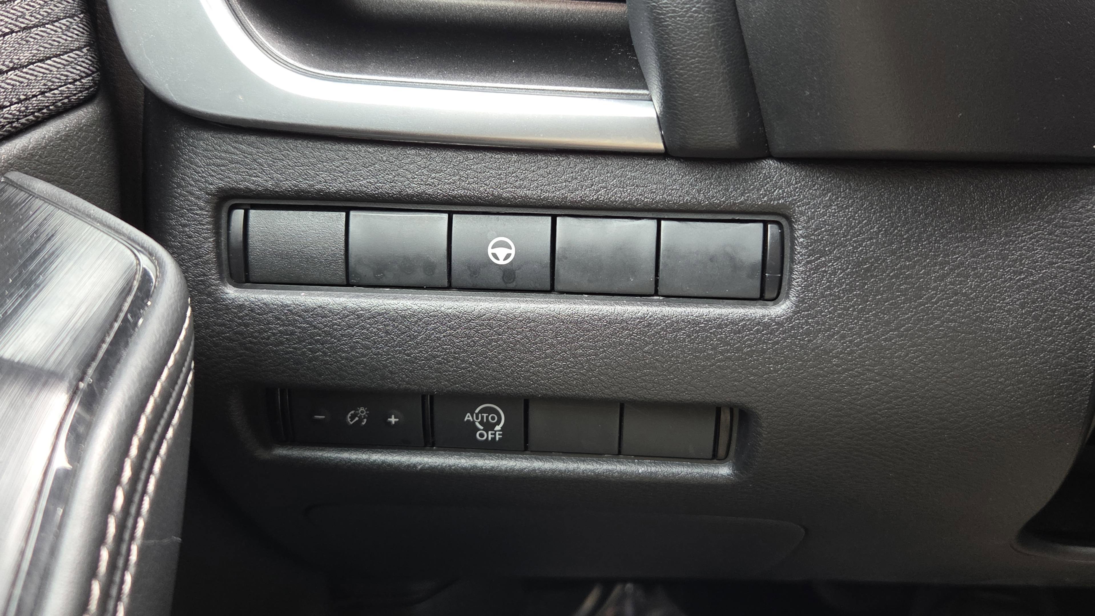 Used 2023 Nissan Rogue SV image 12