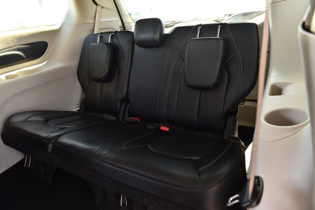 Used 2023 Chrysler Pacifica Touring-L FWD image 25