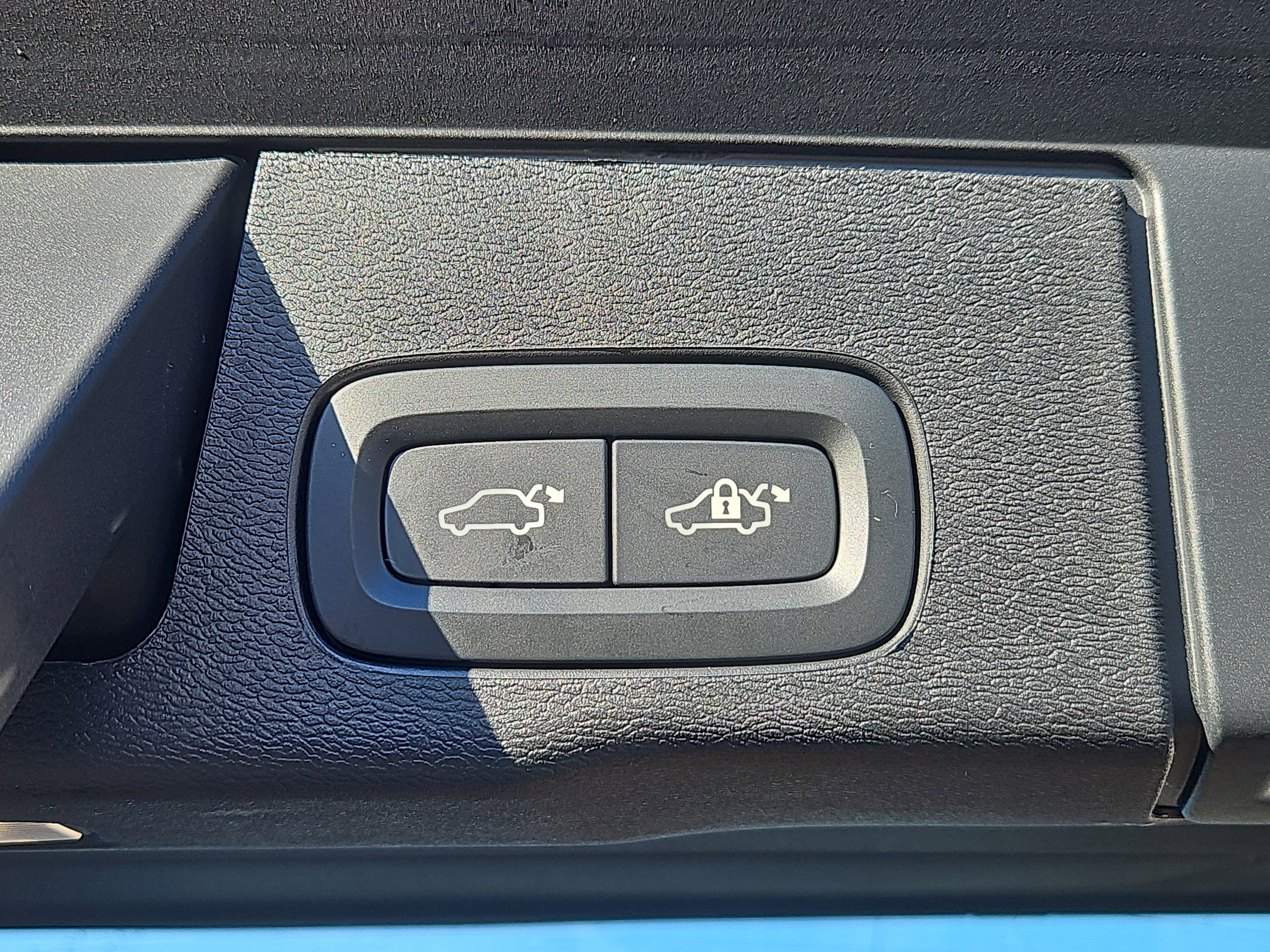 Used 2025 Volvo XC60 B5 Ultra w/ Protection Package Premier image 17