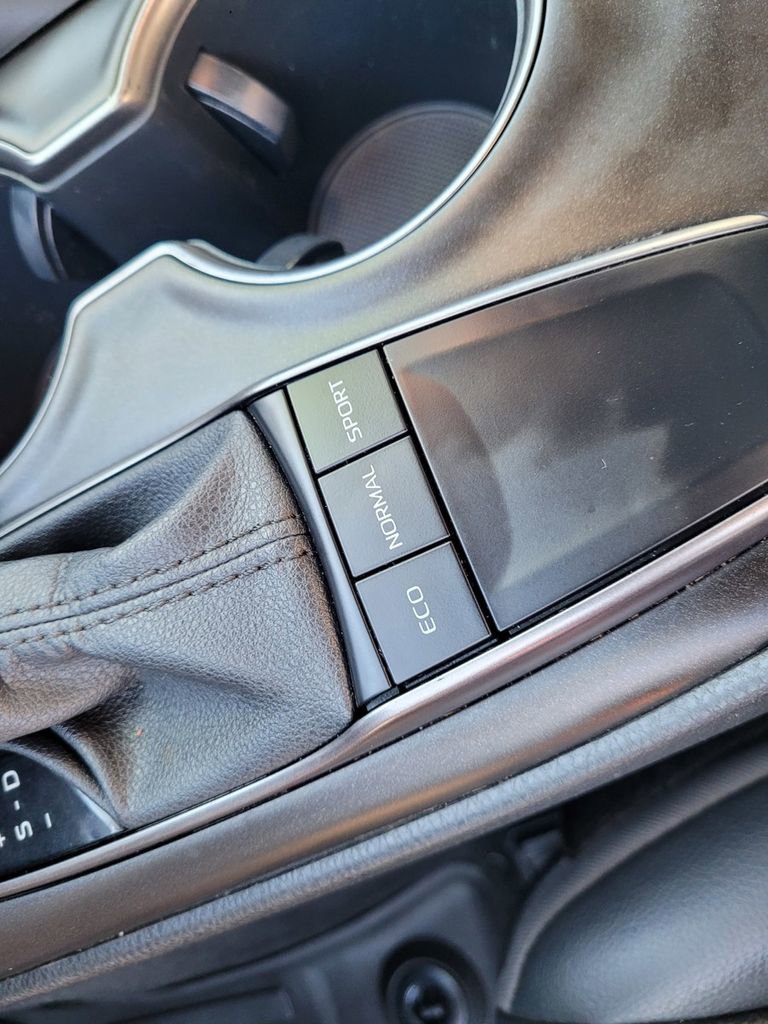 Used 2023 Toyota Camry SE image 19