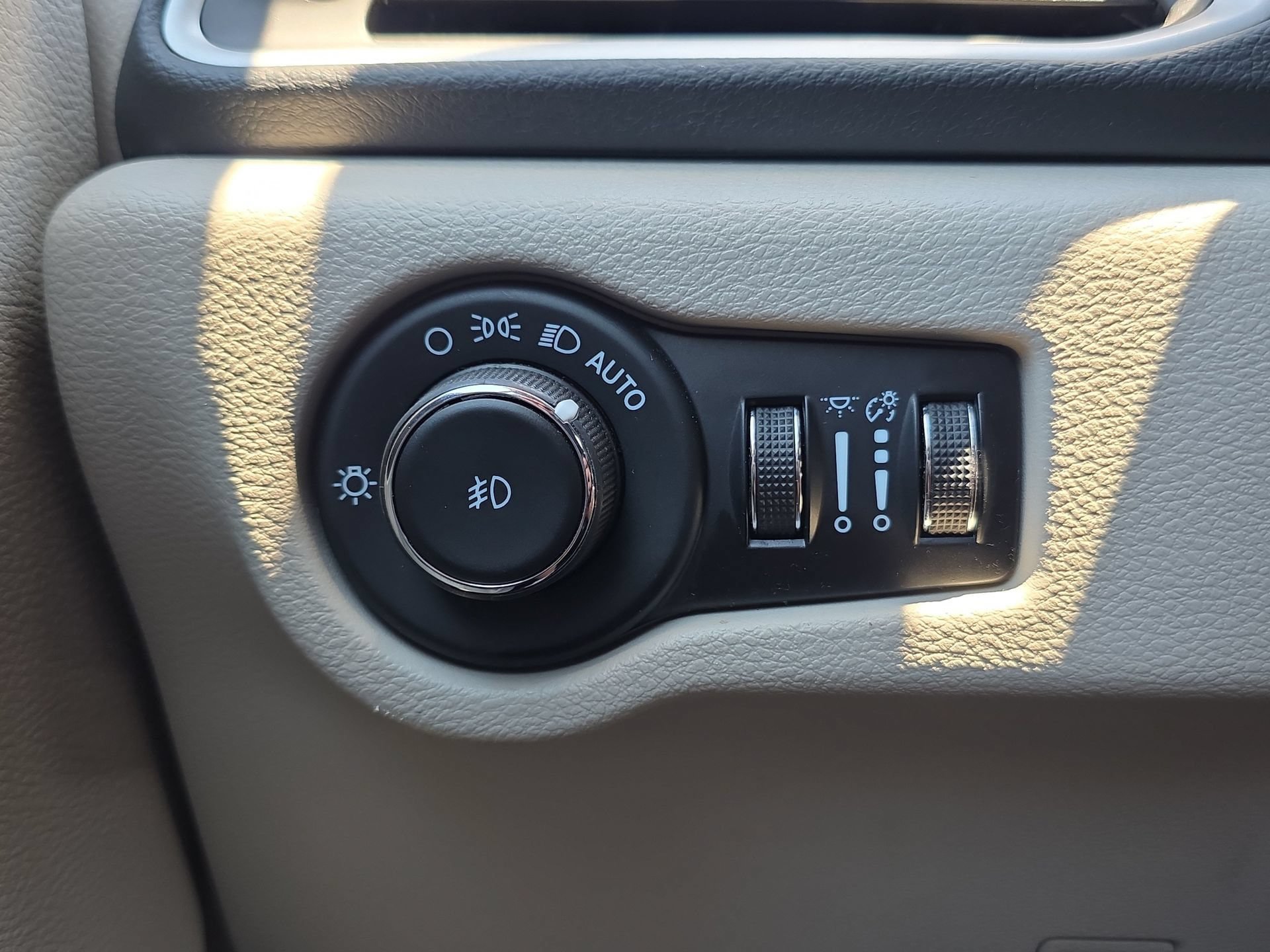 Used 2023 Chrysler Pacifica Touring-L FWD image 27
