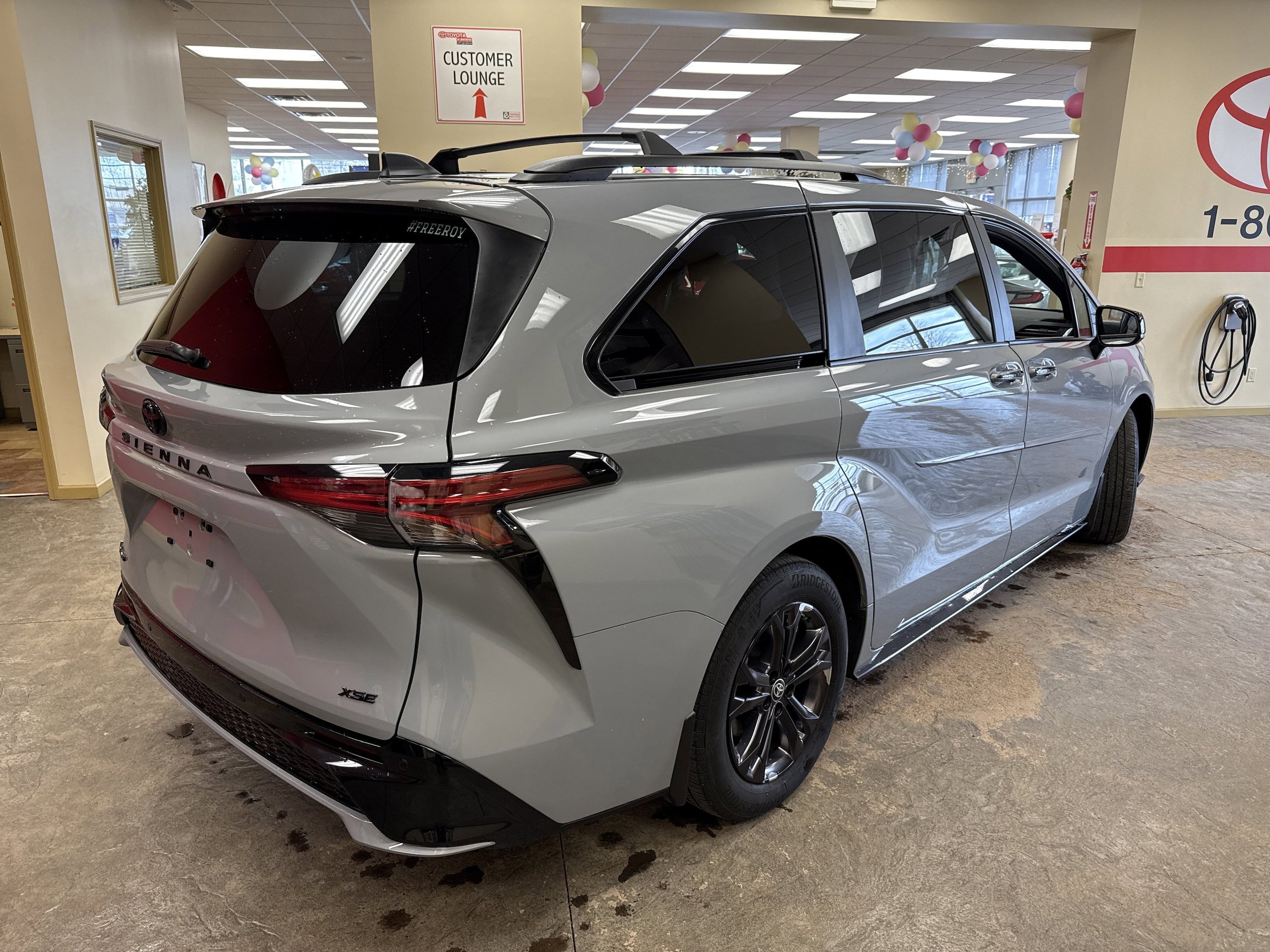 Used 2025 Toyota Sienna XSE w/ XSE Plus Package image 10