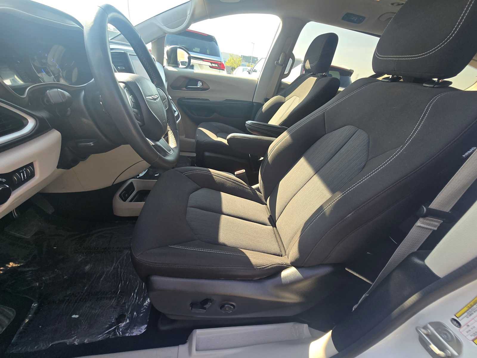 Used 2023 Chrysler Voyager LX FWD image 22