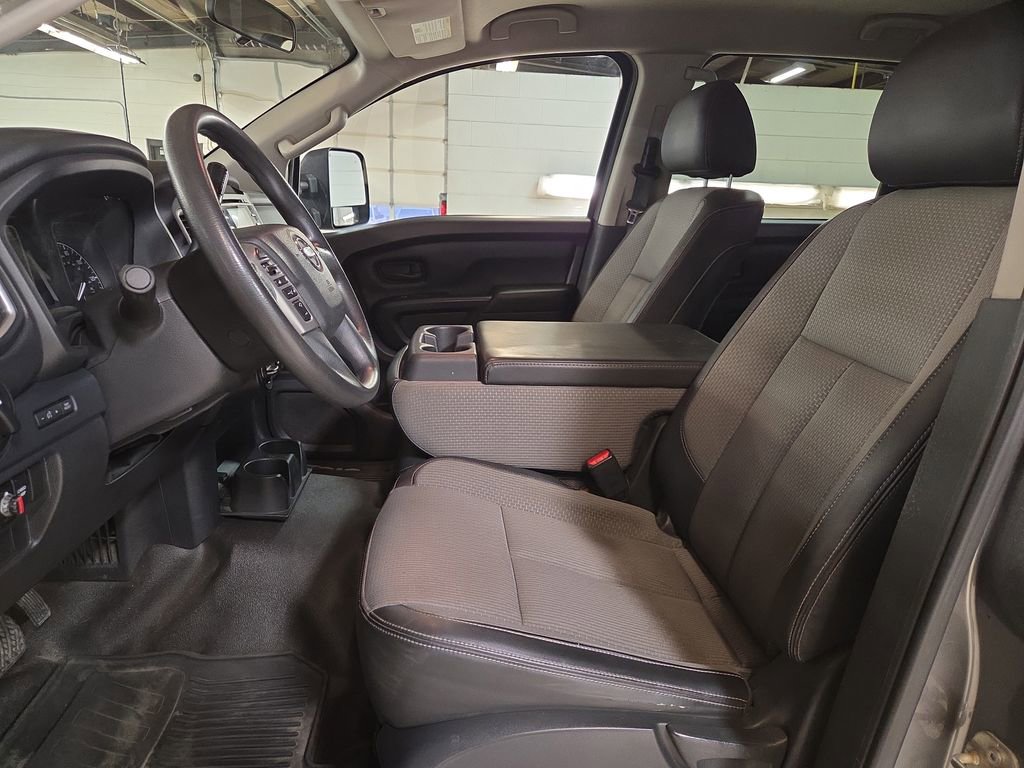 Used 2018 Nissan Titan S image 10