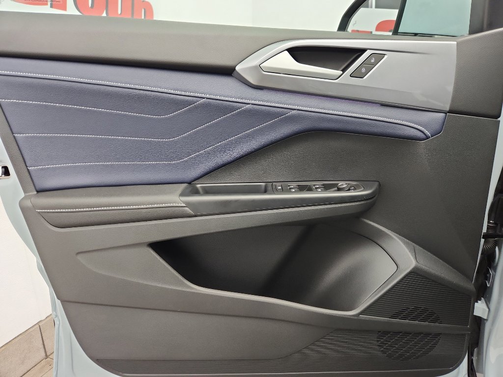 New 2026 Volkswagen Taos SEL image 8