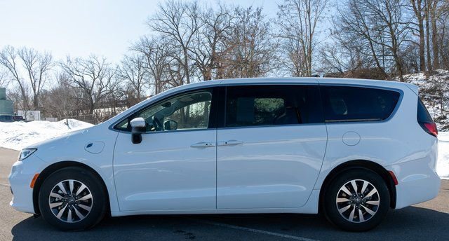 Used 2023 Chrysler Pacifica Touring-L w/ Uconnect Theater Family Group image 9