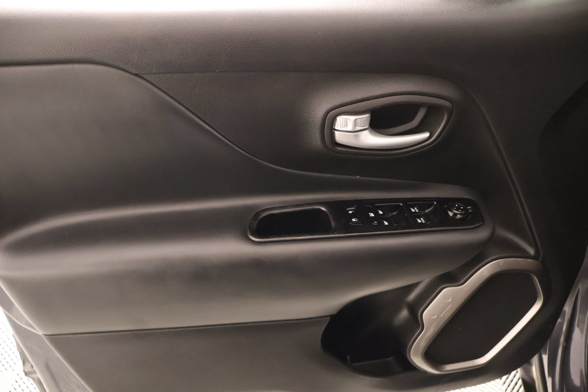 Used 2023 Jeep Renegade Latitude AWD/4WD image 16